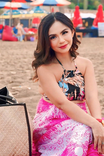 Fille de jakarta ariadita aux cheveux Brunette, age 51
