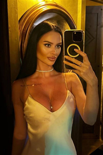 Jolie fille kateryna de cascais avec Noirs cheveux, âge 32