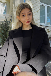 Beautiful Ukrainian woman yelyzaveta from khmelnitsky with Blonde hair age 19