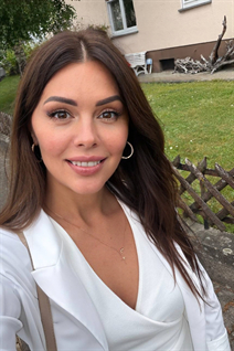 Novia alemana irina de berlin con pelo Marrón claro y 42 años