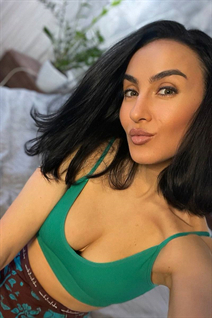 Perfect woman alla from paris with Dark Brown hair age 42