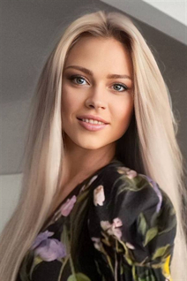 hull bride daina with Blonde hair age 42