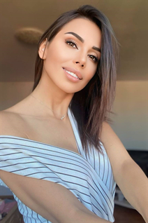 Femme roumaine alexandra de bucurest avec Brunette cheveux 35 ans