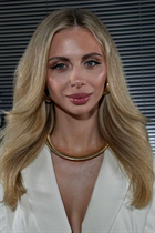 los angeles bride kristina with Blonde hair age 34 photo-1