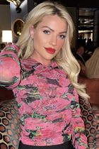 Mariée de le cannet victoria avec Blond cheveux, âge 33 photo-6