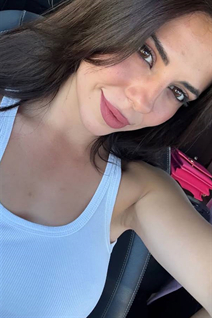 Jolie fille andrea de carloforte avec Brunette cheveux, âge 27