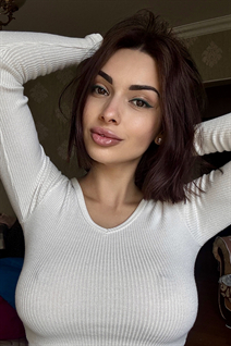 Belle femme ukrainienne valeriya de kyiv avec Noirs cheveux, âge 33