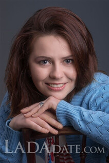 Commandez une femme en ligne maria de saint-petersburg avec Marron foncé hair age 30
