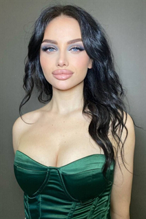 Meet girl online yuliia from milan with Black hair age 25
