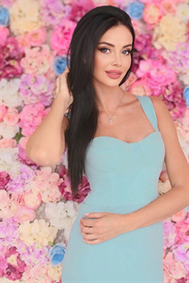 Mujer perfecta svetlana de krakow con pelo Marrón oscuro y edad 43