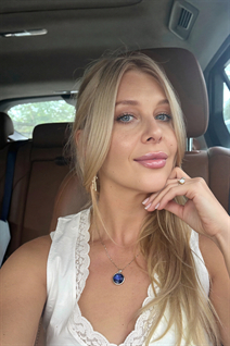 Femme tchèque olena de prague avec Blond cheveux 48 ans