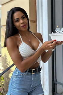 Jolie fille ukrainienne vervinia de kharkov avec Noirs cheveux, âge 27