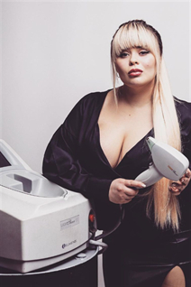 Dama de Ucrania caroline de pokrovsk con pelo Rubio y edad 34