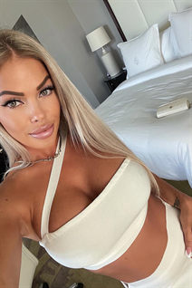 budapesht mariée silvia avec Blond cheveux, âge 39