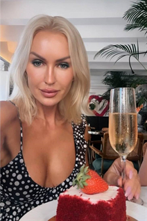 Beautiful woman of Ukraine julia from alicante with Blonde hair age 52