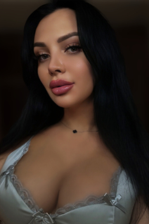 Mariée de london yulia avec Noirs cheveux, âge 28