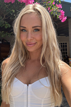 Femme parfaite viktoria de poznan avec Blond cheveux, âge 37