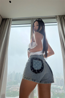 Chica bonita choi de bali con pelo Negro y edad 37