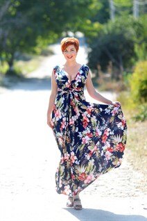Single women in ukraine nadia from kharkov with Auburn hair age 37