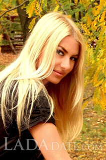 From Ukraine woman viktoriya from kherson with Blonde hair age 29