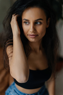 Belle femme ukrainienne tatiana de nikolaev aux cheveux Noirs, age 30