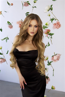 Chica ucraniana bonita dana de kiev con pelo Rubio y edad 23