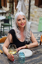 Mariée de kusadasi nataliia avec Blanc gris cheveux, âge 55 photo-20