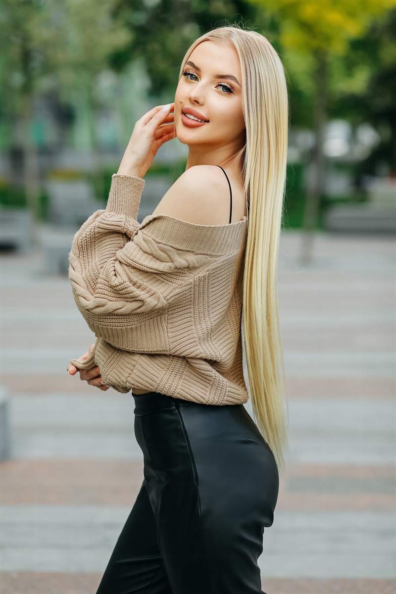 Beautiful Lana (21 y.o.) from Miami with Blonde hair - ID 674778 | LadaDate