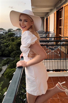 Linda dama ucraniana uliana de paris con pelo Rubio y edad 26 photo-7