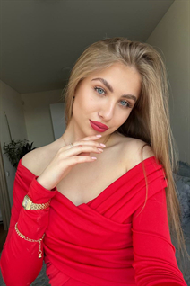 Fille célibataire ukrainienne yuliia de kyiv avec Chatain clairs cheveux, âge 21