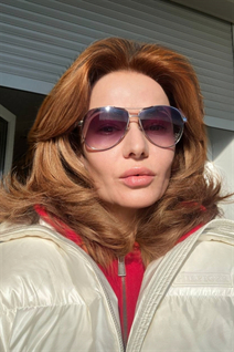 Superbe mariée ukrainienne irina de kiev avec Chatain clairs cheveux, âge 50