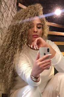 Jolie fille ukrainienne nadezhda de kiev avec Blond cheveux, âge 32