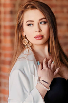 Perfect woman olena from new-york with Light Brown hair age 47 photo-4