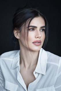 Novia de bratislava barbora con pelo Marrón oscuro y edad 34