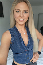 hull bride daina with Blonde hair age 42 photo-39