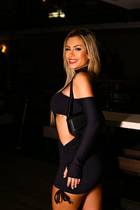 Mujer brasileña soltera tiffany de sao paulo con pelo Rubio y 26 años photo-1