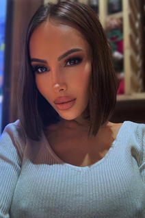 Pretty girl alla from rome with Dark Brown hair age 36