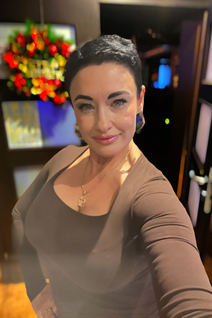 Saliendo con una chica rumana elena de bucharest con pelo Marrón oscuro y 49 años