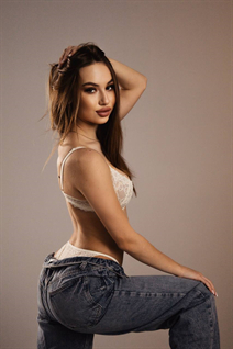 Chica ucraniana inna de kropivnitskiy con pelo Marrón claro y edad 19