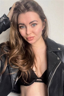 Pretty girl diana from vienna with Dark Brown hair age 27