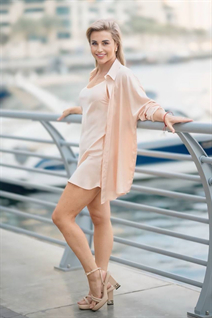 Chica bonita olena de dubai con pelo Rubio y edad 51