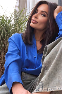 Dating a german woman olena from munich with Dark Brown hair 40 years old