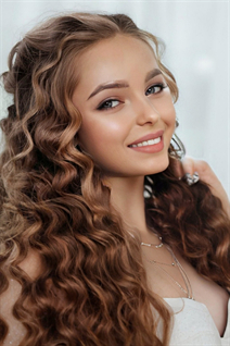 Mujer checa hermosa yana de sokolov con pelo Marrón claro y 27 años