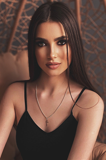 Esposa de Ucrania viktoriya de nikolaev con pelo Negro y edad 27