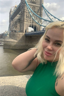Fille de chester tatiana aux cheveux Blond, age 51