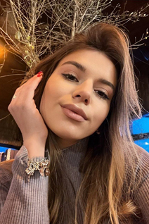 Date ukrainienne diana de lviv avec Chatain clairs cheveux, âge 21