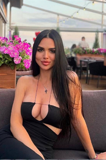 Mariée ukrainienne karina de kyiv avec Noirs cheveux, âge 32