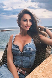 Fille ukrainienne maryna de odessa avec Chatain clairs cheveux, âge 25