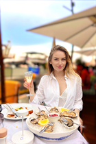 Sortir avec une femme tchèque vladilena de prague avec Chatain clairs cheveux 35 ans photo-2