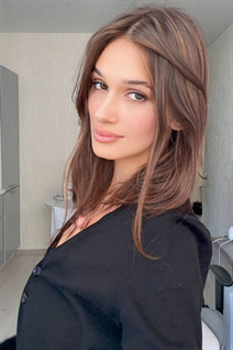 Jolie fille ukrainienne anastasiia de kyiv avec Chatain clairs cheveux, âge 23